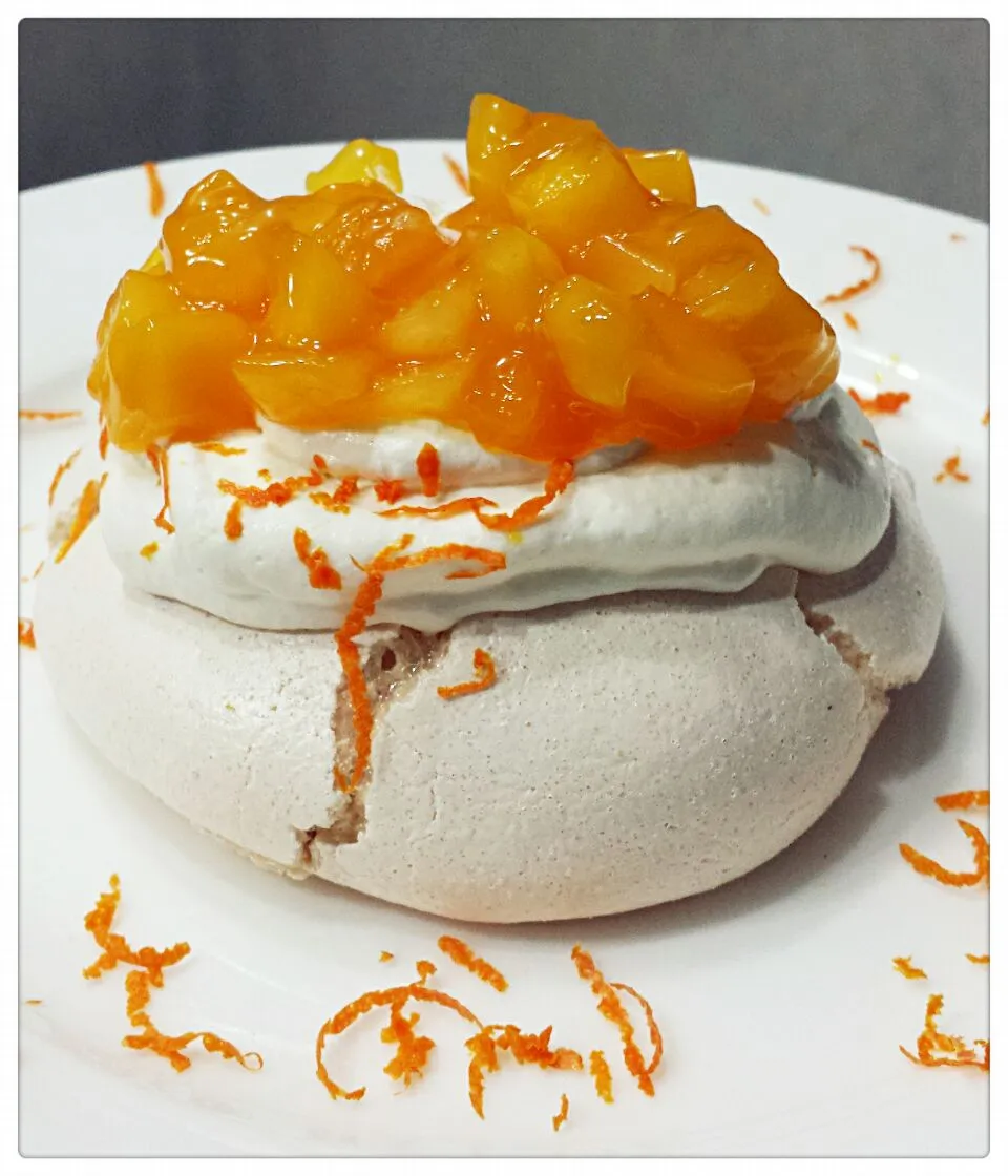 Pavlova with mango chutney.|Joyceさん