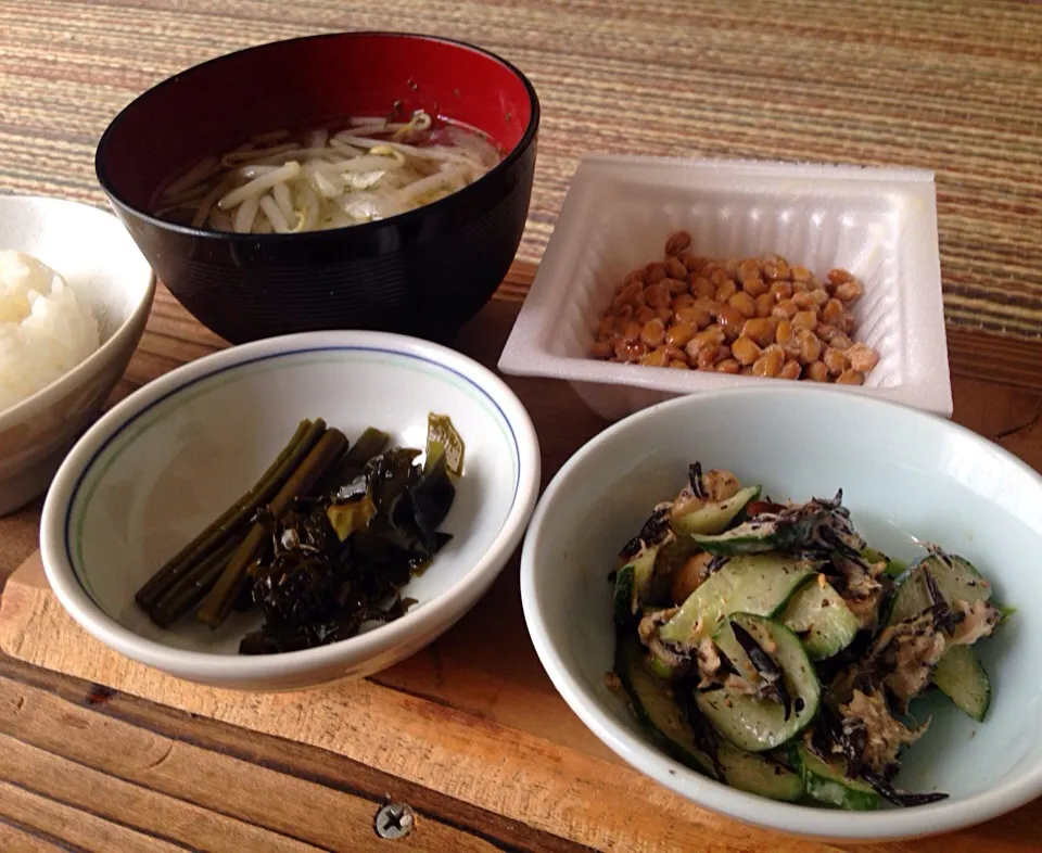 単身赴任の朝ごはん  納豆 豆とひじきのサラダ  キャラブキ  ワカメの佃煮 わらびの醤油漬け もやしスープ|ぽんたさん