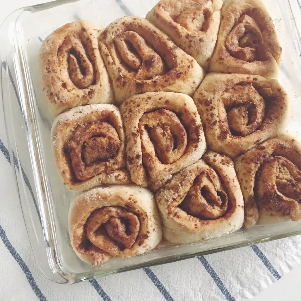 Snapdishの料理写真:Yuka Nakataさんの料理 Fluffy No-Knead Cinnamon Rolls. ふわふわ捏ねないシナモンロール|麻紀子さん