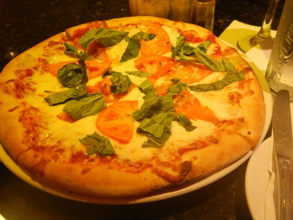 Tomato and Basil Pizza|Craig Colemanさん