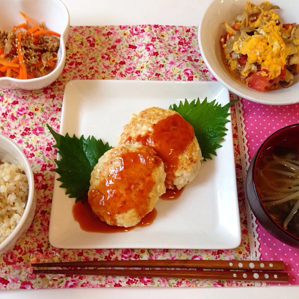 豆腐ハンバーグ、トマトと舞茸のたまご炒め、にんじんとツナのしりしり風、もやしとわかめのお味噌汁、発芽玄米|にゅきさん