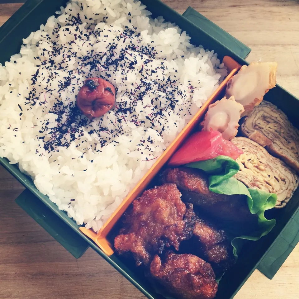 ♡ダンナ弁当♡  ☺︎唐揚げ  ☺︎たまご焼き  ☺︎ちくきゅー  ☺︎トマト|Naaさん