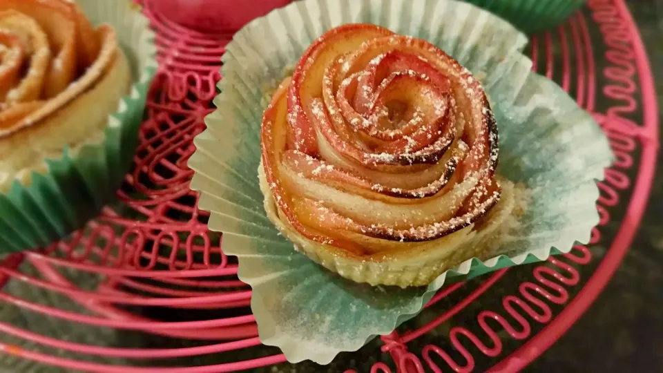 Apple-and-cinnamon-rose-tarts|Yanyan Yumyumさん