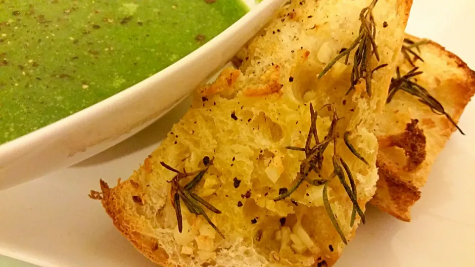 Snapdishの料理写真:Spinach soup with Garlic and Rosemary Ciabatta|Yanyan Yumyumさん