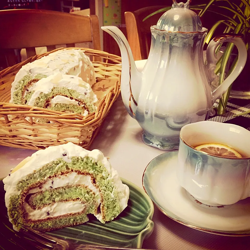 Tea time#Homa made Green Tea Roll Cake#Having funned with the kids#weekend is almost over#back to reality again hello work tomorrow# good morning stress again !|Babyluv Cabrera Ocampoさん