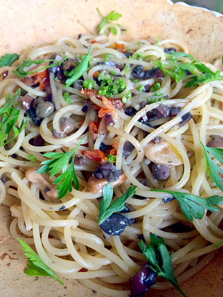 オリーブ、ケッパー、ドライトマトのパスタ|kuuneruさん