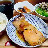 Snapdishの料理写真:子持ちカレイの煮付け、干し筍の中華炒め、ひじきとおからのサラダ|けむまきさん