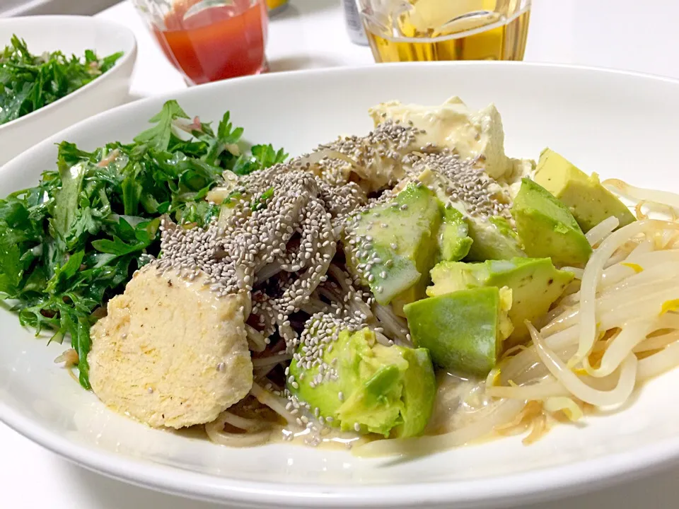 ごまダレ蕎麦(^^)もやし、アボカド、春菊、豆腐、ミョウガ、やわらか鶏むね肉、コラーゲンオリーブソース、チアシード♬|Hiroo  Higuchiさん