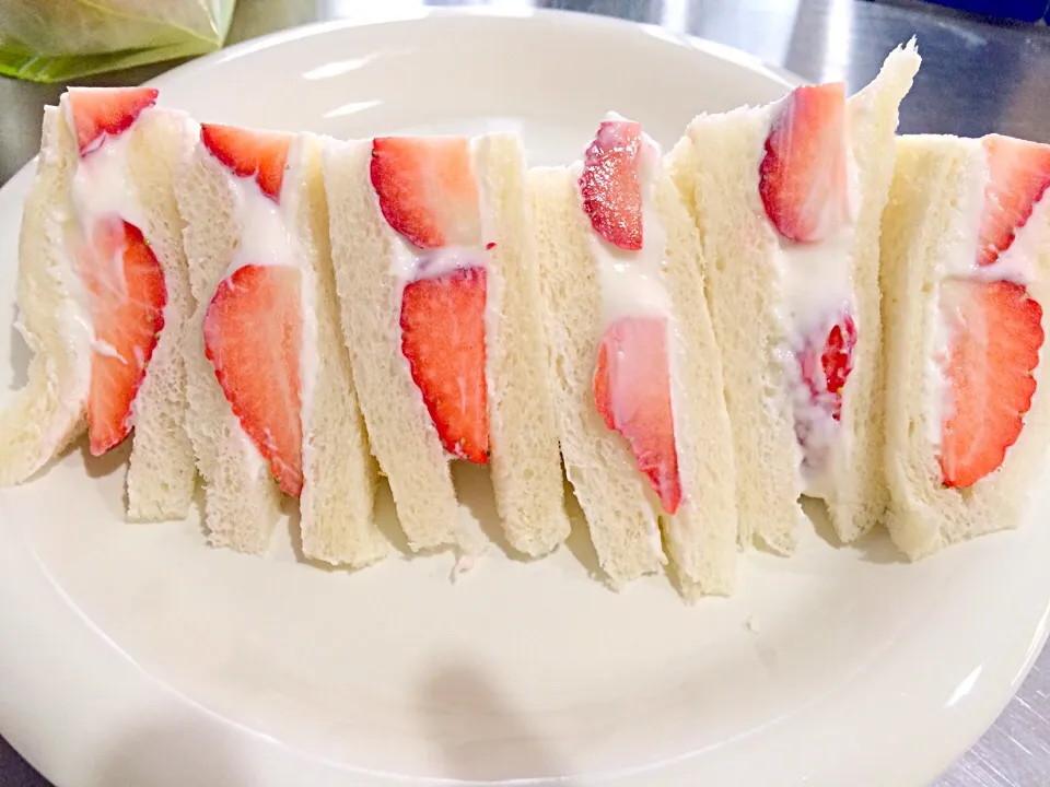 いちご🍓サンドイッチ✨ヘルシーヨーグルトクリームで。|pigmegさん