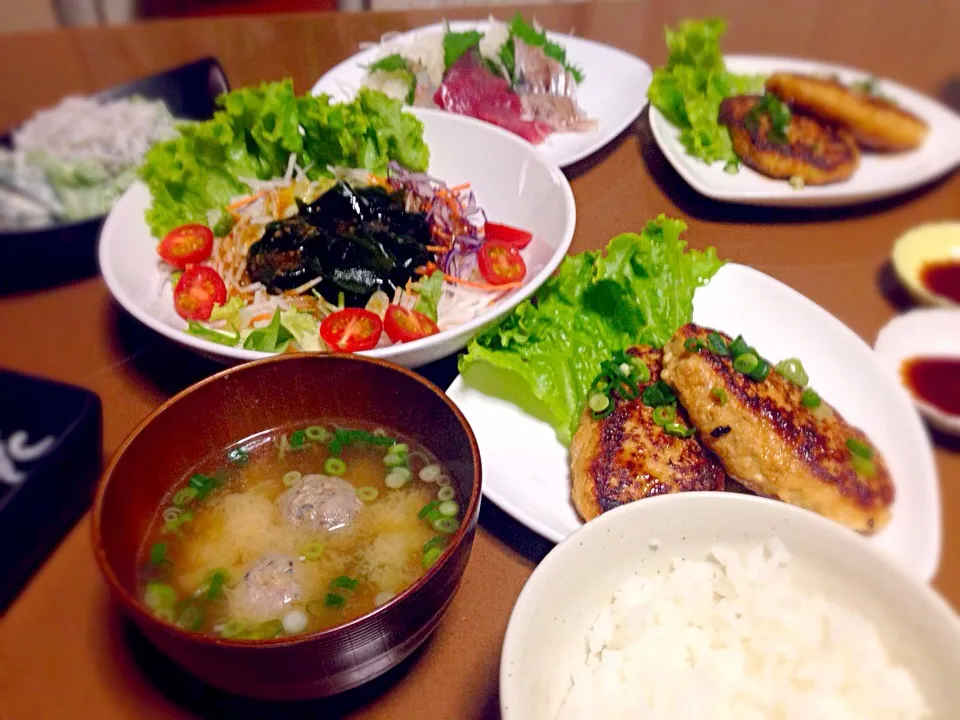 Snapdishの料理写真:5/24夕食 豆腐ハンバーグとわかめサラダと小松菜とじゃこの和え物と秋刀魚のつみれ汁|_tsvietさん