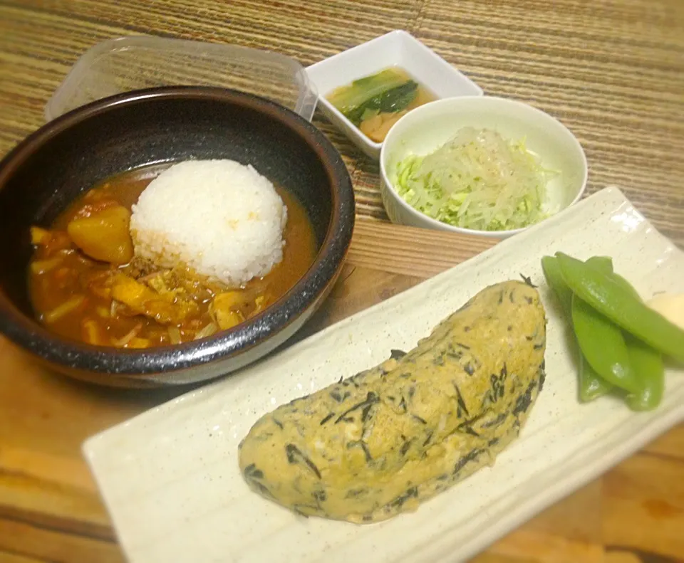 Snapdishの料理写真:単身赴任の晩ごはん  和風カレー  ひじき入り玉子焼き キャベツサラダ スナップエンドウ 小松菜煮浸し なすの煮物|ぽんたさん