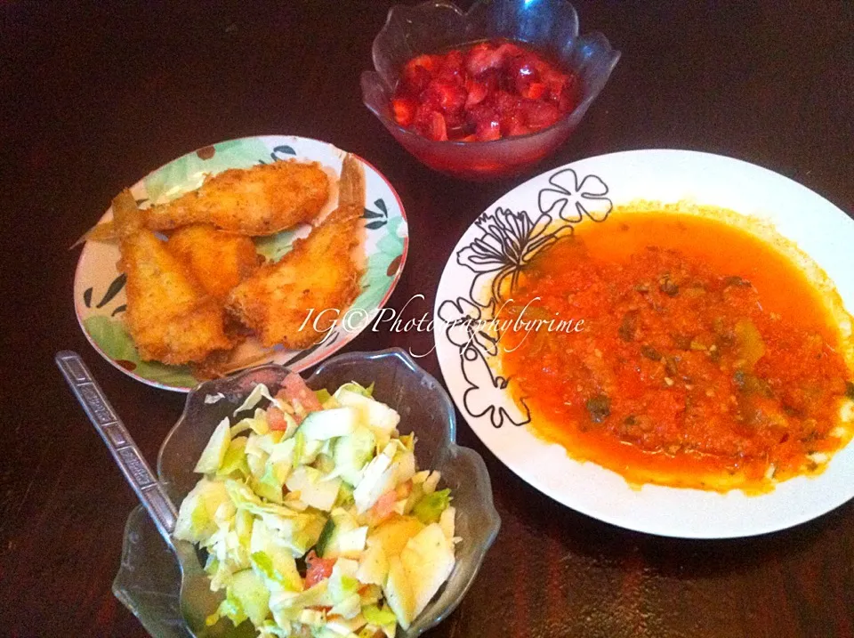 Lunch ; fish , veg salad , fruit salad , home made sauce|photographybyrimeさん