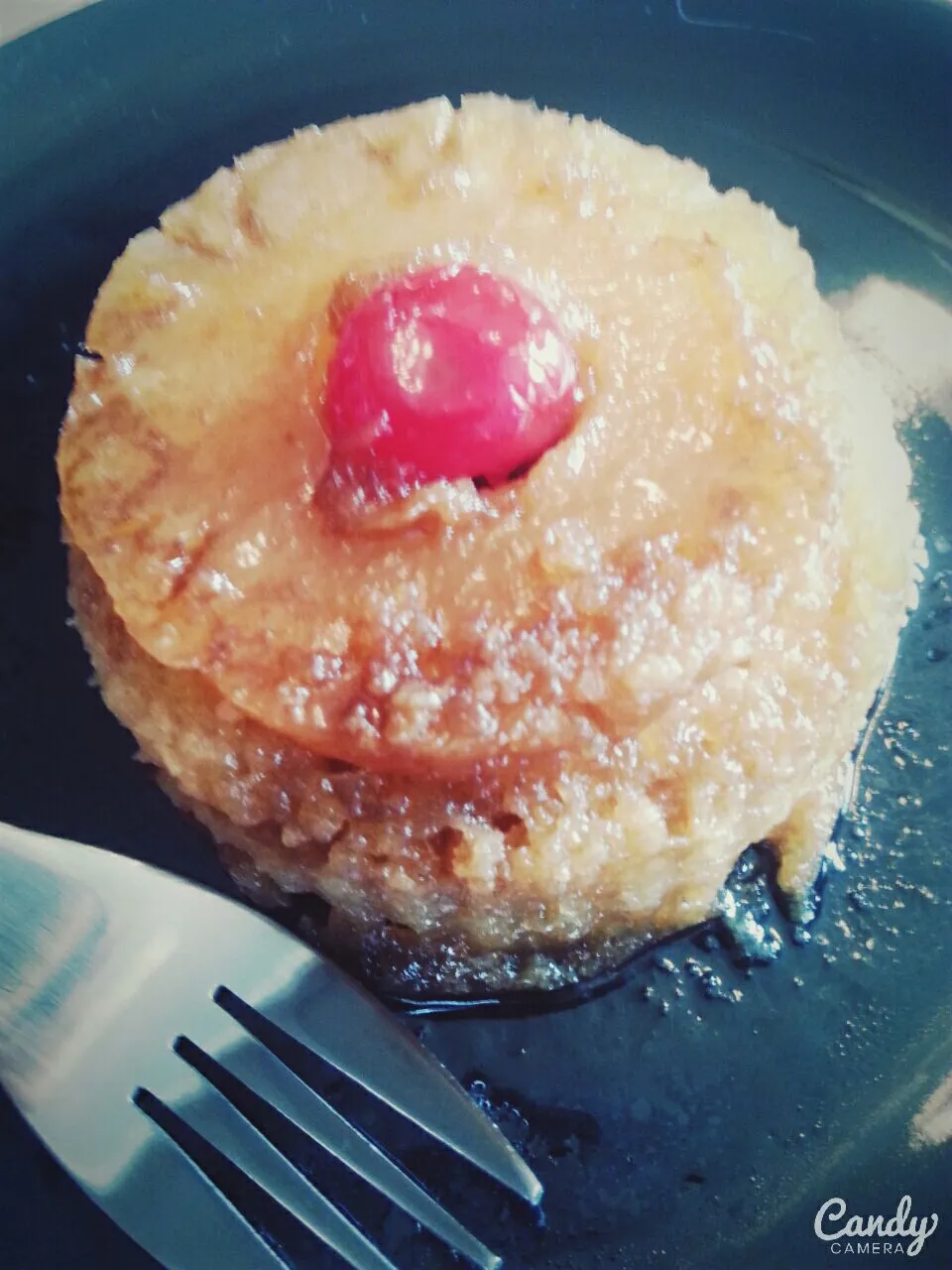 Mini Pineapple Upside-Down Cake with Rum Caramel Sauce|Courtney Alizabet Riess Handelさん