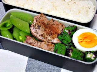 Snapdishの料理写真:お弁当（ご飯、豚ヒレ肉のペッパー焼き、スナップえんどう、オクラのゆかり和え、ゆで卵）|すーさん