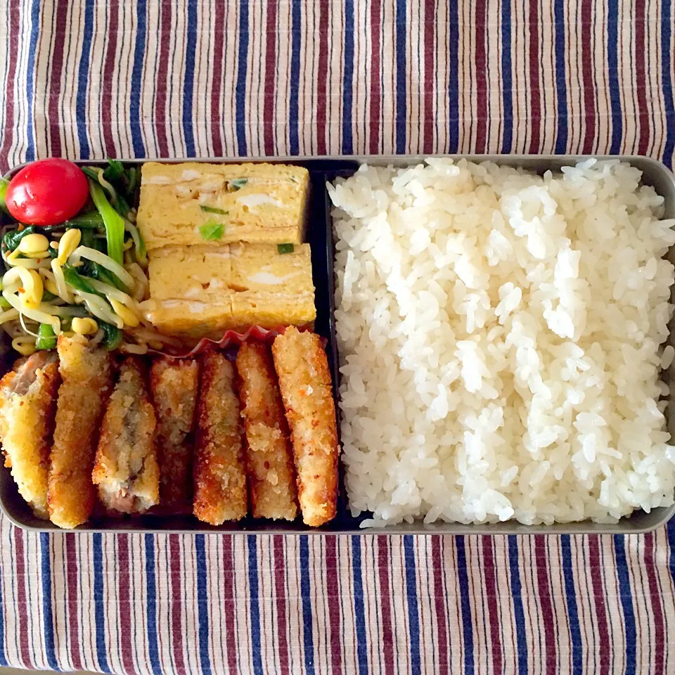 鮭香味焼き、お葱卵焼き、ほうれん草と豆もやしナムル、ミニトマト。|しーさん