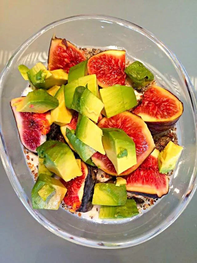 Avocado figs chai seed Greek yogurt salad|CHUENCHAIさん