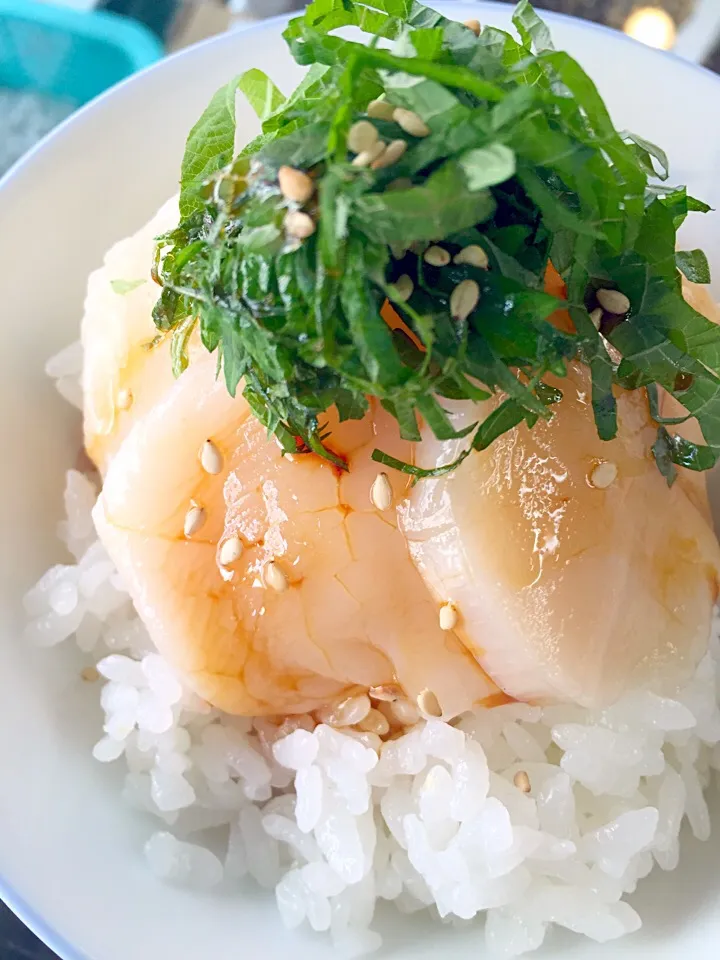 帆立丼 胡麻油と醤油で|tomomiさん