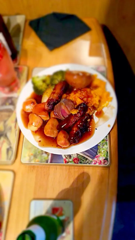 Homemade Sunday roast, best way to end the week #roast #sundayroast #sausage #mash #suede&carrot #parsnip #potatoes #parsnips #cabbage #bacon #roastchicken|Calum Clarkさん