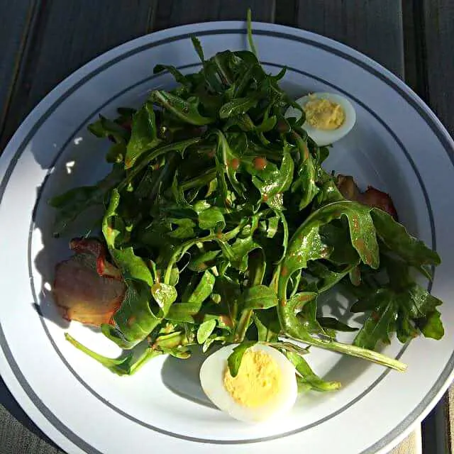 Salad arugula bacon quail egg blue cheese dressing|CHUENCHAIさん