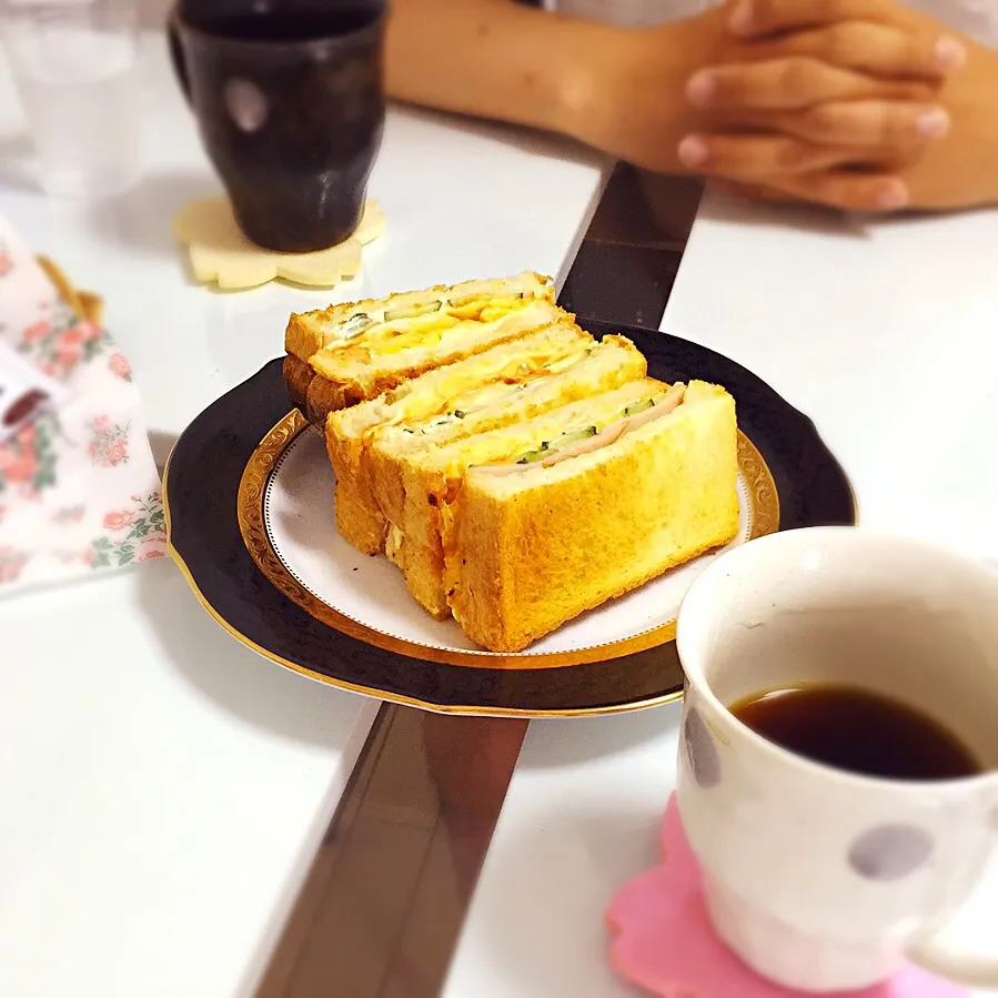 厚焼き玉子とハムチーズのホットサンド。|OGIPAINさん