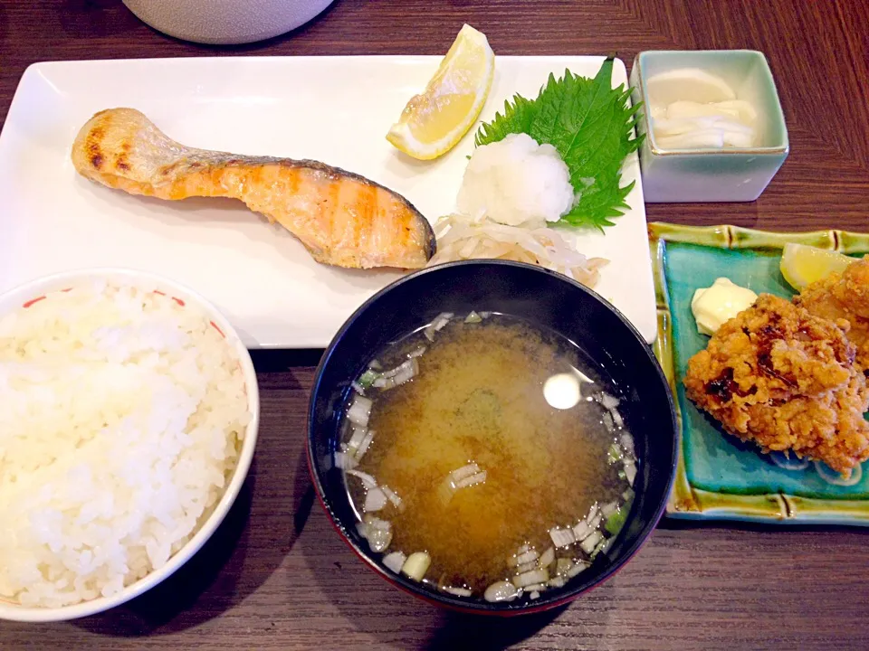 鮭の甘塩焼定食、ちょこっと唐揚げ1050円也|秋山知隆さん