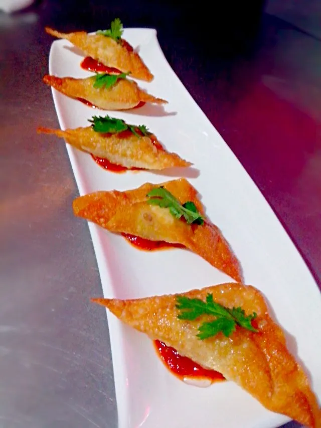 Fried ravioli stuffed w/ sweet plaintains bacon cream cheese and a spicy red saucy|Abelさん