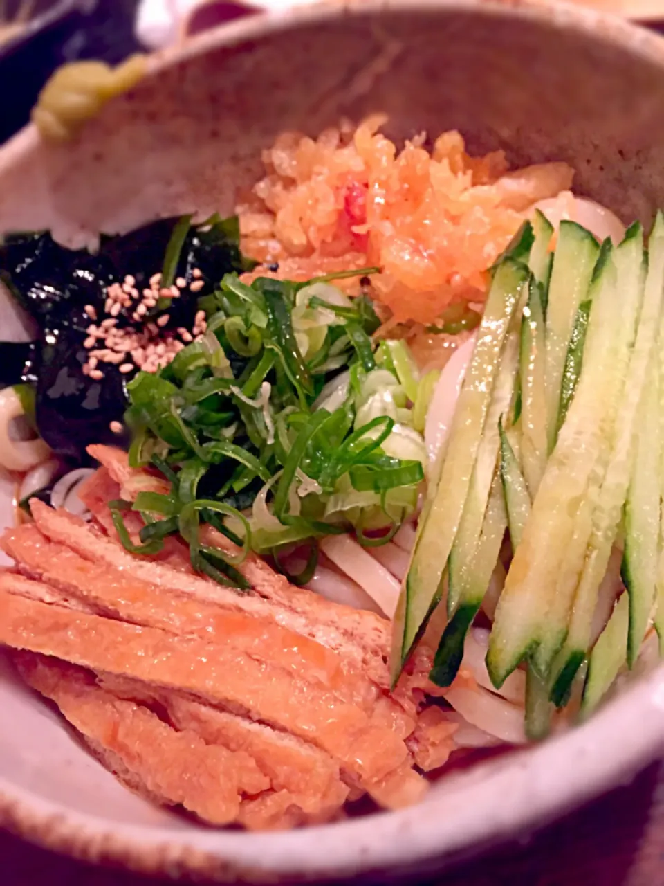 冷やしむじなうどん。若布、きつね、胡瓜、揚げ玉と具沢山。赤坂でうどんを食べるならこの店だね〜|Tomyさん