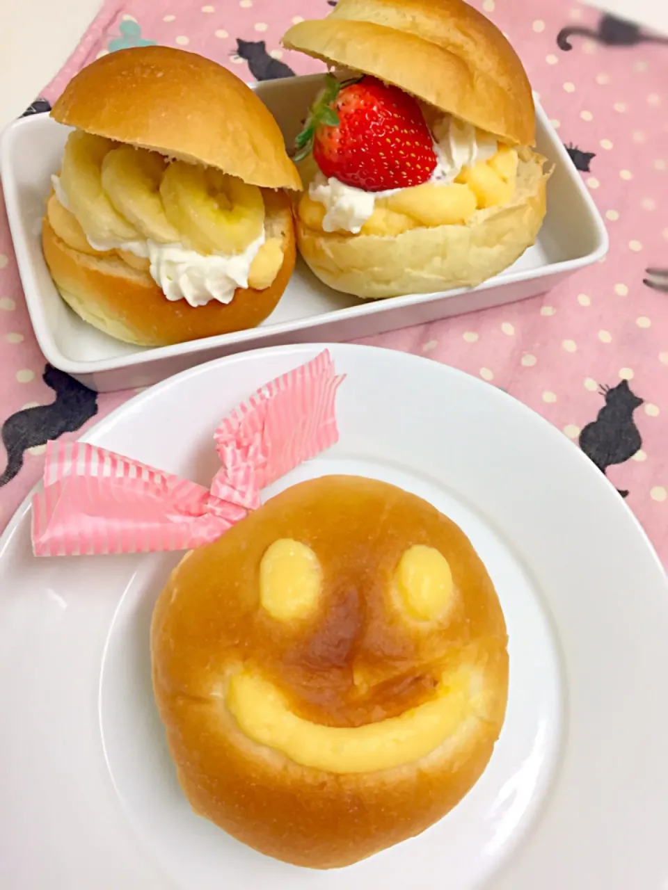 Snapdishの料理写真:スマイル😋クリームパンとクリームサンド|ようくさん