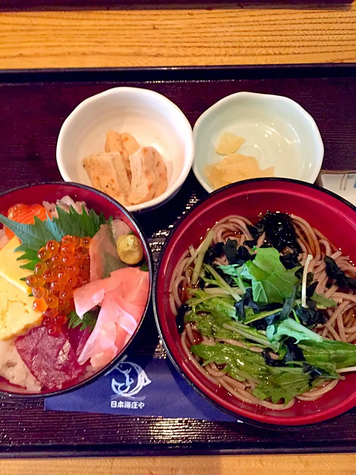 Snapdishの料理写真:日替わり定食🐟(海鮮丼&冷やし蕎麦)|akiさん