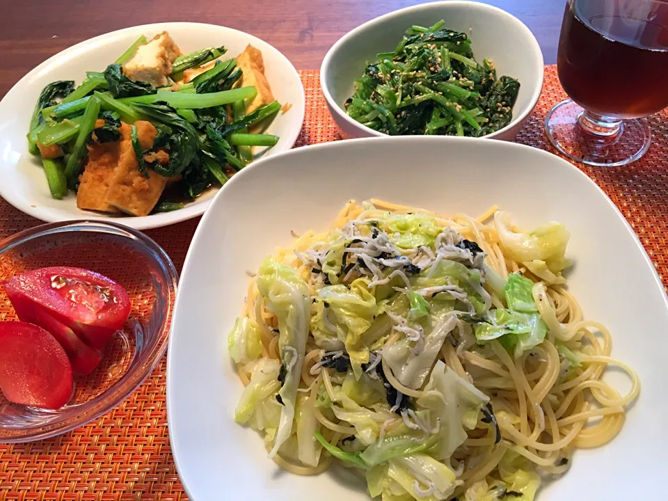 Snapdishの料理写真:キャベツしらすパスタ、ほうれん草ナムル、小松菜と厚揚げ生姜炒め、ランチ♪|Tomomi Booさん