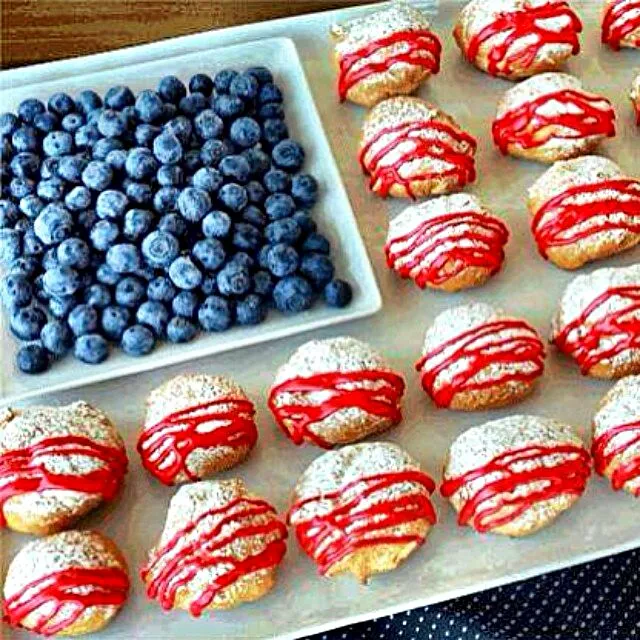 vanilla cream puffs with blueberries memorial day 2015|CHUENCHAIさん