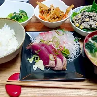 Snapdishの料理写真:刺身、小松菜ピーナッツあえ、干し筍の中華炒め、ひじきのサラダ|けむまきさん