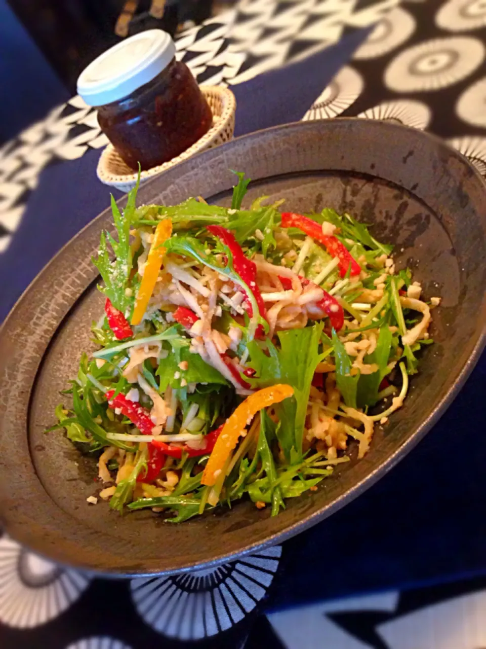 切り干し大根と焼きパプリカ、水菜のごまだれサラダ☝️ゆっこちゃんからの手作り食べるラー油使いで😙👍|チョッパー＆ホヌさん