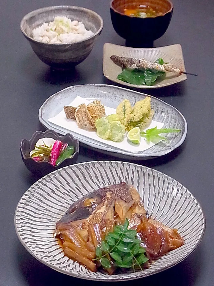 今晩は、鯛のかぶと煮、鯛の皮の揚げ物 空豆 てん茶新芽、鯛の皮の焼き物、端野菜浅漬け、根菜の味噌汁、鯛めし 三つ葉

鯛のあら、それも皮がいっぱい！横目で通り過ぎれず、ひと手間かけて鯛三昧。
中骨で潮汁も良かったのですが、野菜が口に入らないので、また今度。

安い、美味しい、クセになります(^^)

今日も美味しかった|akazawa3さん