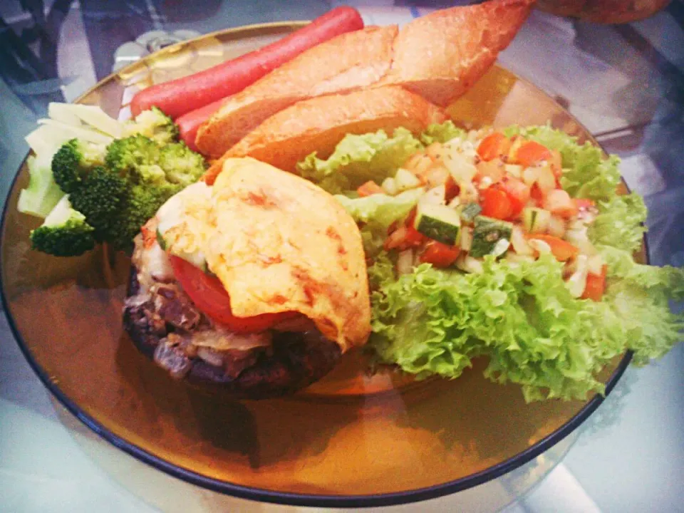 Snapdishの料理写真:Grilled Portobello Mushroom,French loaf with salsa sauce.|mandychiaさん