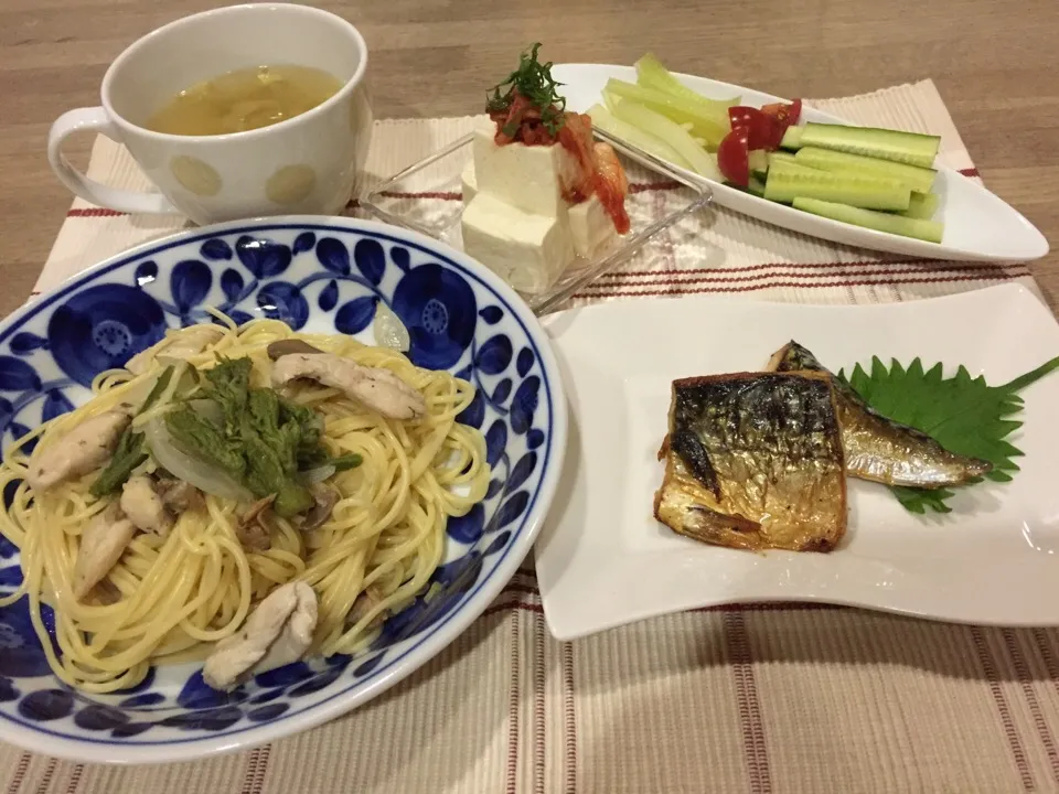 タラの芽アサリ鶏肉パスタ・サバ汐焼き・セロリとキュウリ・キムチ冷奴・ベーコンとキャベツ玉ねぎスーブ|まーままさん