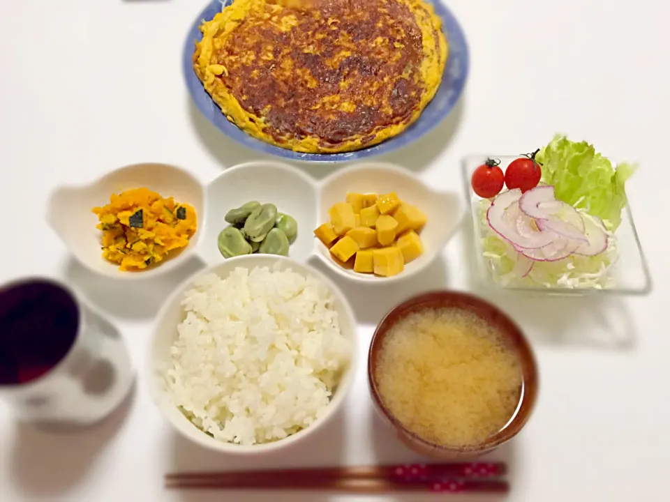 ＊キャベツのふわふわ卵焼き＊かぼちゃペースト＊ソラマメの塩茹で＊安納芋の甘露煮＊新玉サラダ＊じゃがいもの味噌汁|あゆかさん