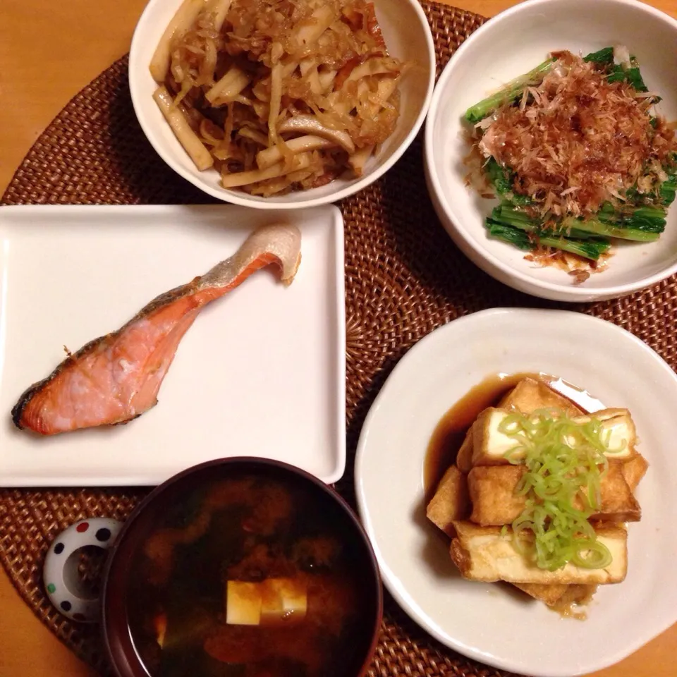 甘塩鮭、切り干し大根の煮物、
大根葉のお浸し、焼き厚揚げなど。|chacoさん