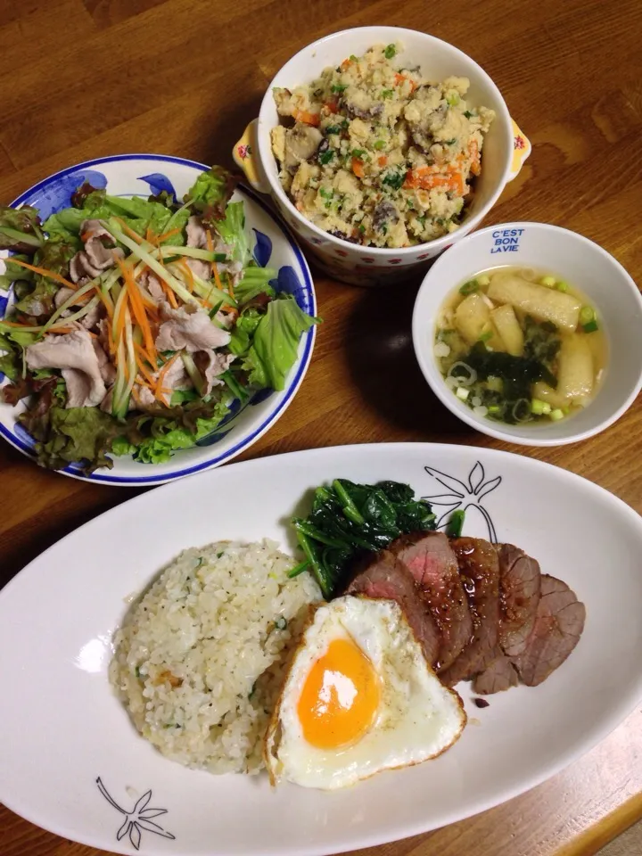 今晩の夕飯は   ガーリックライス  ローストビーフ丼、豚しゃぶサラダ、おから炒め   肉たっぷり😋|Kumiko Shimomuraさん