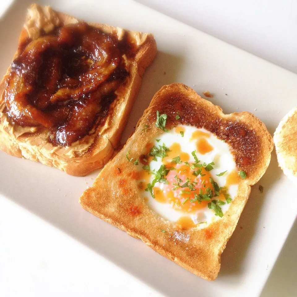 Snapdishの料理写真:目玉焼きトーストとピーナッツバターバナナトースト。|ヘイオークボさん