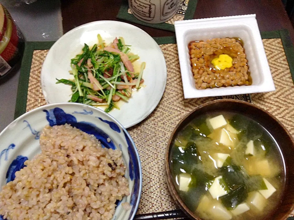 納豆＆小松菜とベーコン炒め＆ワカメと豆腐の味噌汁|まぐろさん