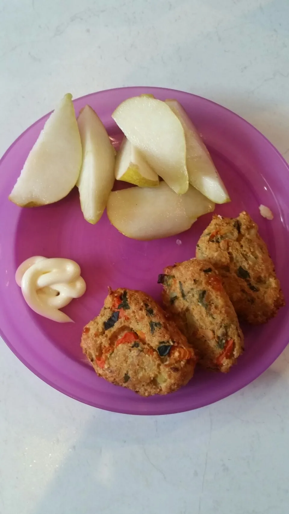 Toddler lunch. Salmon and vegetable nuggets with pear. #toddler|Kira Sさん