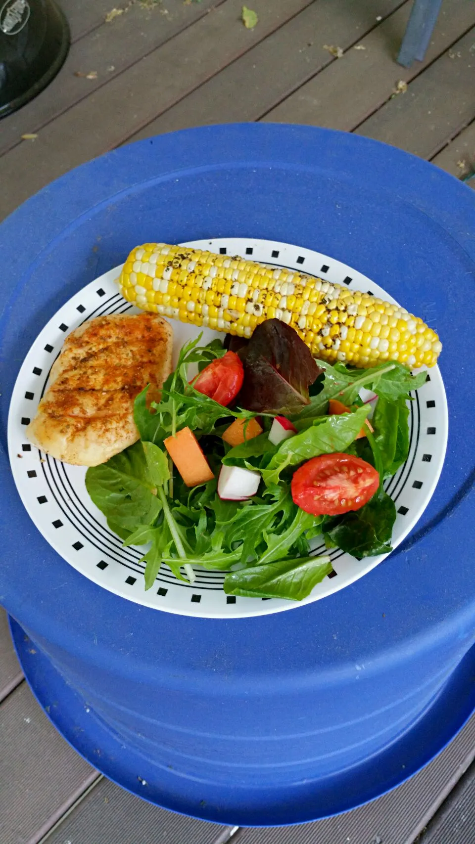 it's #grill season.  grilled #chicken grilled #corn and grilled #tomato papaya and radish salad|Ellis Hechtさん