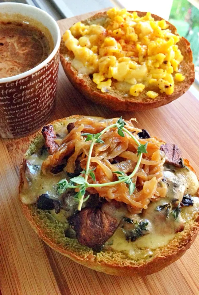 Cheesy mushrooms and cheesy egg on spinach bun toast|coxiella24さん