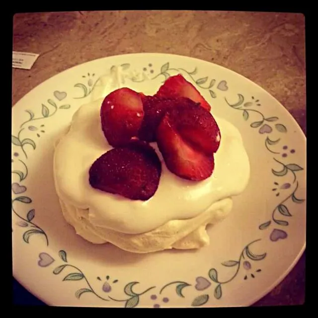 mini strawberry pavlova|CHUENCHAIさん