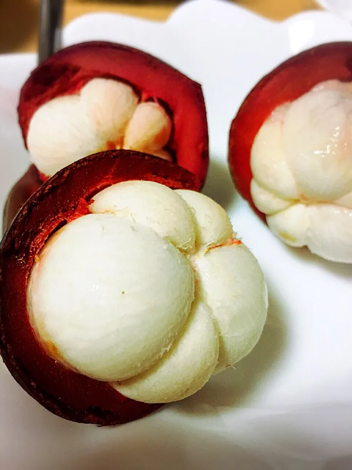 Snapdishの料理写真:Purple Mangosteen|Laarni Nabongさん