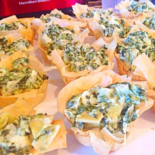 Snapdishの料理写真:パフペーストリーのカップの内側ほうれん草とアーティチョークディップspinach and artichoke dip inside of puff pastry cups|CHUENCHAIさん