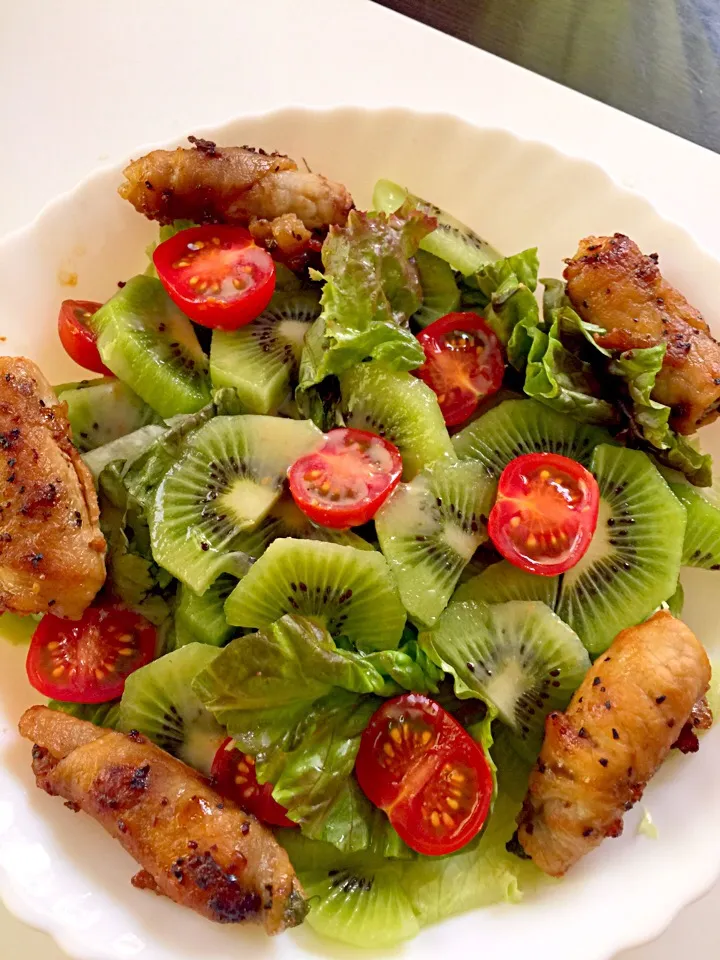 Snapdishの料理写真:kiwi lettuce&tomato salad|sato josephineさん