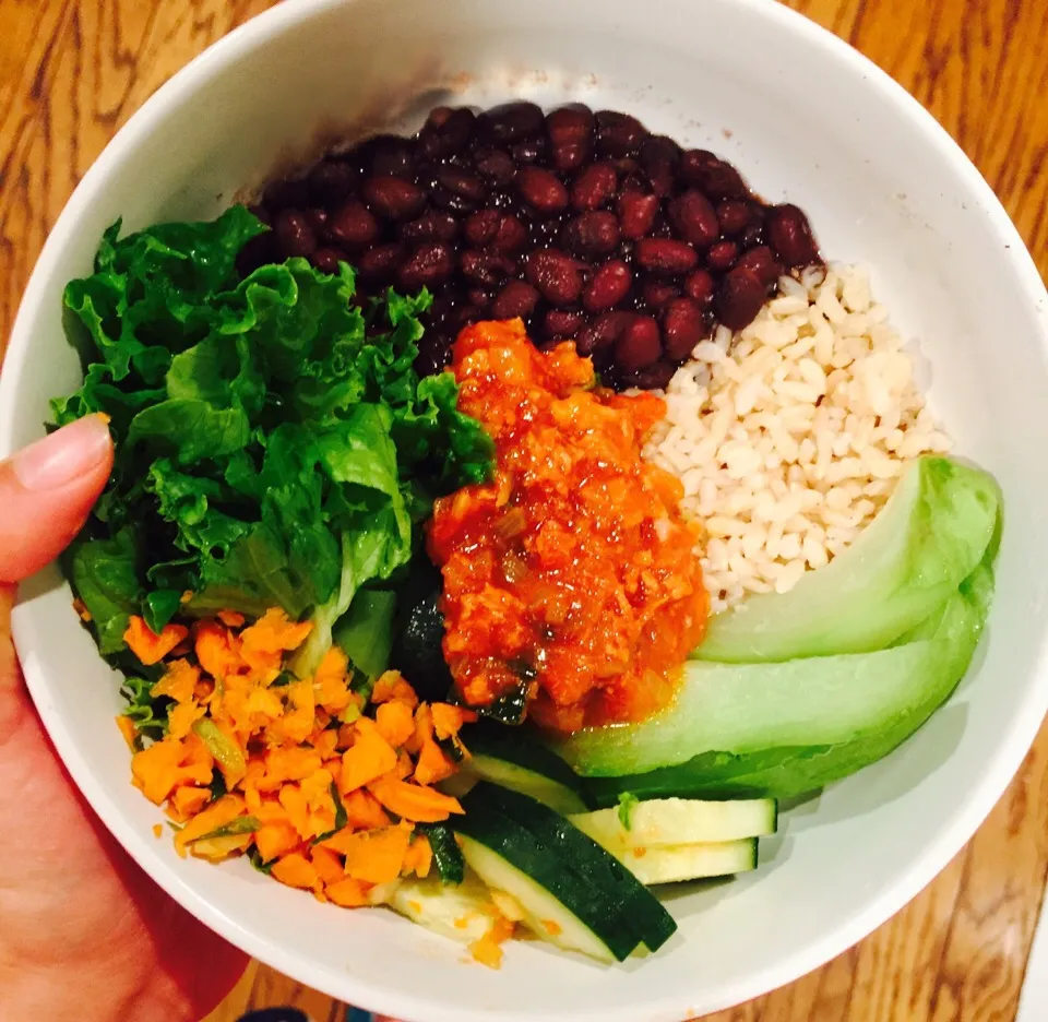 Brazilian bowl: brown rice and black beans with xuxu, salad and red sauce|victoria valerioさん