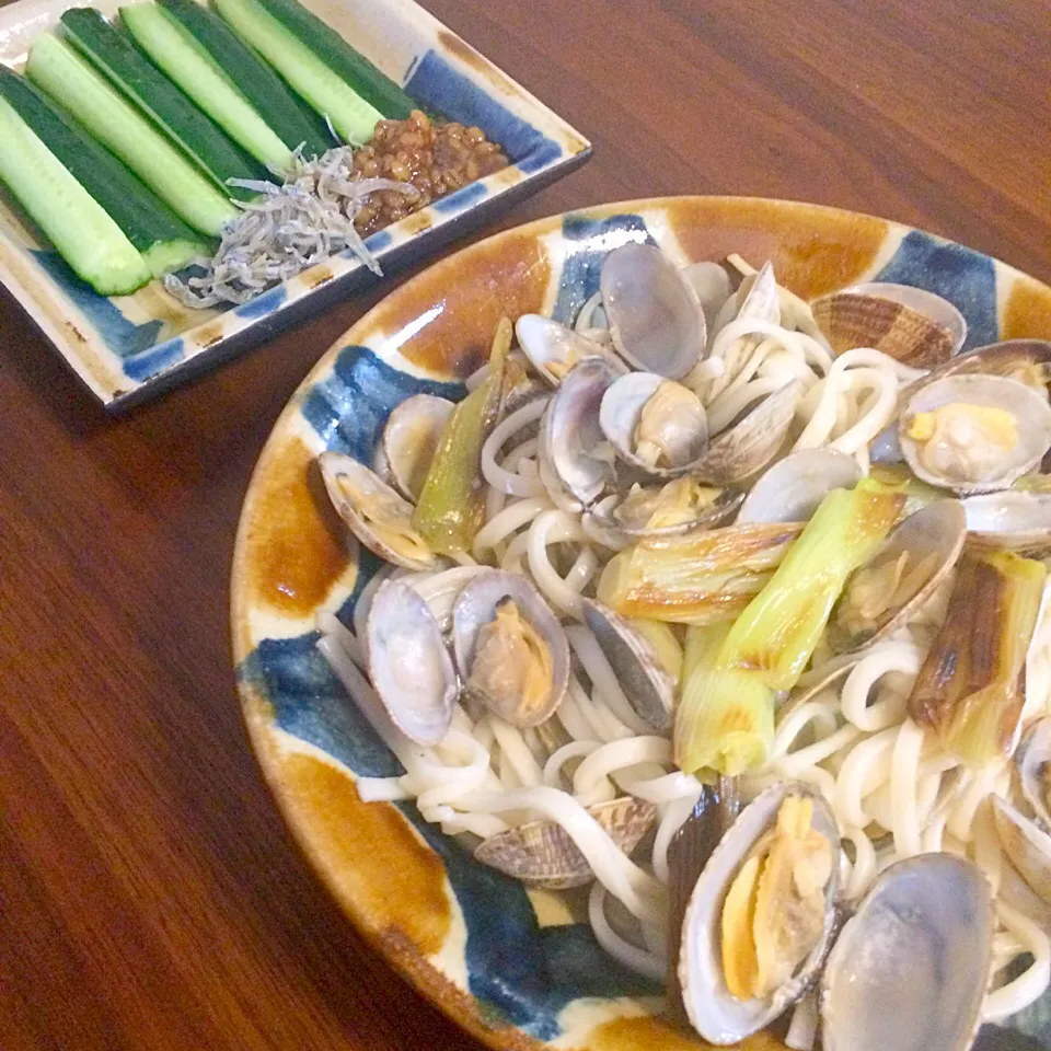 ネギとアサリの讃岐うどん。味付けは一切なし。アサリのお出汁とネギの風味のみ。もろみじゃこきゅうり。|yukko7740さん